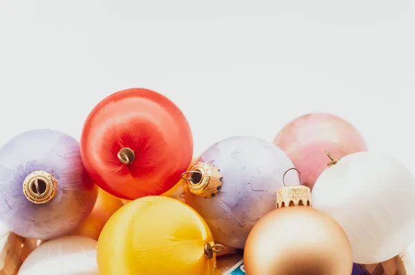 Разноцветные Рождественские Декоративные Шары Плетеной Банке Сапсом Текста — стоковое фото