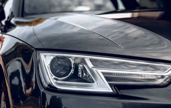 Koyu Gri Audi Arabasının Farının Yakın Plan Fotoğrafı — Stok fotoğraf