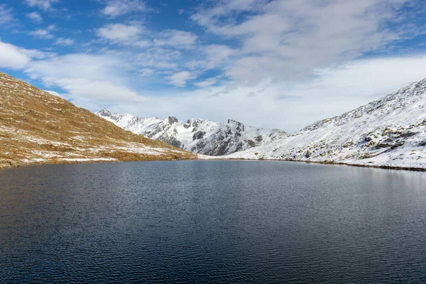 Danau Dikelilingi Oleh Pegunungan — Stok Foto
