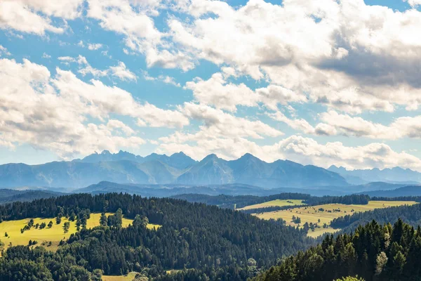 Krajobraz Wzgórz Pokrytych Zielenią Pod Błękitnym Zachmurzonym Niebem Pienińskim Parku — Zdjęcie stockowe