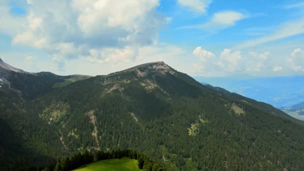 Panoramisch Uitzicht Bergen Onder Witte Pluizige Wolken Blauwe Lucht Zonnige — Stockvideo