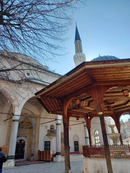 Vertikální Záběr Mešity Gazi Husrev Beg Pod Jasnou Oblohou Sarajevu — Stock fotografie