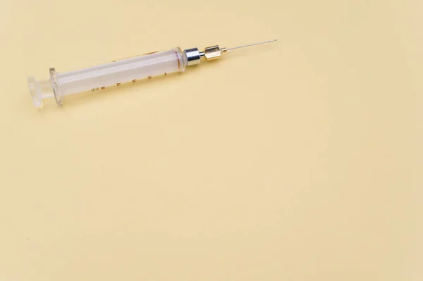 Egy Izolált Injekciós Fecskendő Sárga Papíralapon Szövegrésszel — Stock Fotó