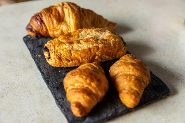 Egy Közeli Kép Egy Fekete Tábla Croissant Fájdalom Csokoládé — Stock Fotó