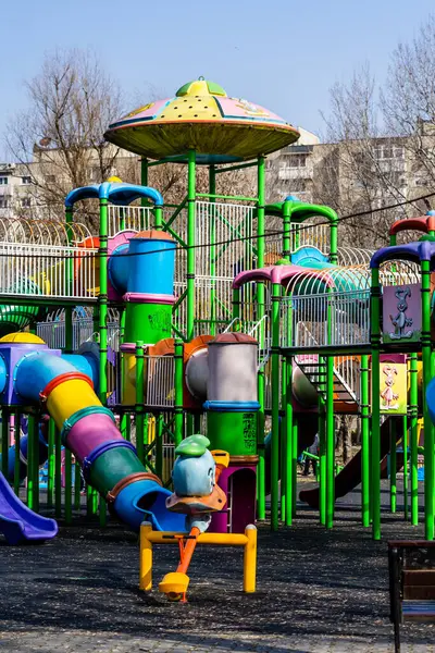 Buchare Roménia Setembro 2021 Tomada Vertical Parque Infantil Colorido Livre — Fotografia de Stock