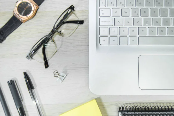 Escritorio Trabajo Con Reloj Pulsera Gafas Bolígrafos Cuaderno Clip Ordenador — Foto de Stock