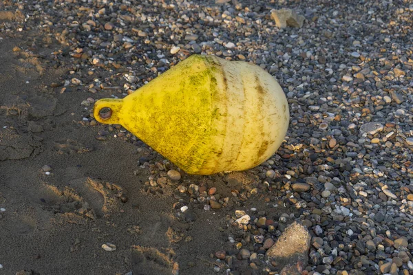 Eine Selektive Gelbe Boje Einem Sandstrand — Stockfoto