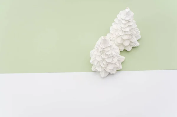 Fondo Ornamental Navidad Con Abetos Sobre Una Superficie Verde Blanca —  Fotos de Stock