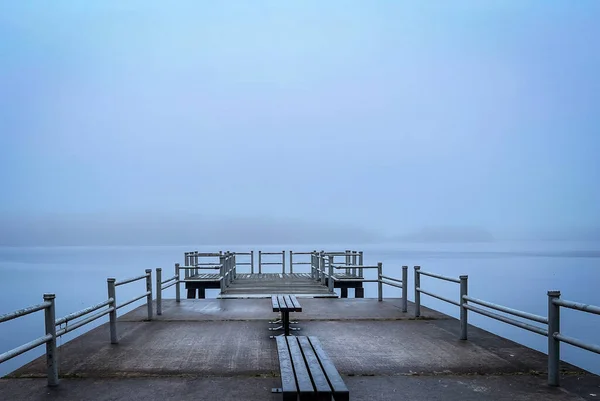 Деревянный Док Скамейками Море Покрытыми Туманом Утром — стоковое фото