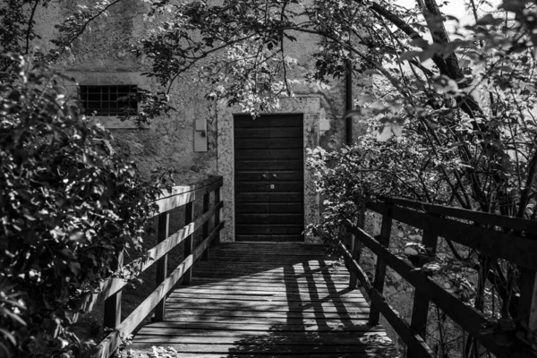 Eine Nahaufnahme Schwarz Weiß Von Einer Kleinen Holzbrücke Die Dem — Stockfoto