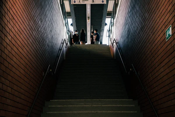 Lépcsőn Egy Vasútállomáson Ahol Egy Csapat Ember Várja Vonatot — Stock Fotó