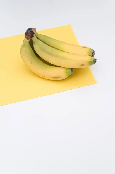 Banane Biologiche Mature Fondo Bianco Giallo Con Spazio Copia — Foto Stock