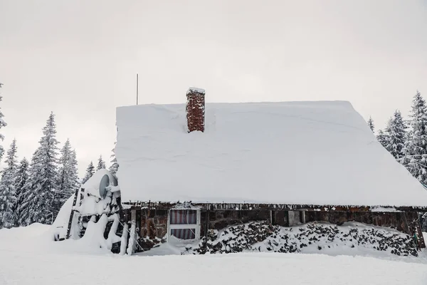 Ein Hüttendach Das Winter Mit Einer Dicken Schneeschicht Gefüllt Ist — Stockfoto