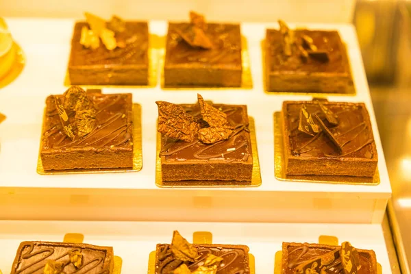 Freshly Baked Delicious Square Chocolate Cakes Shelves Bakery Lights — Stock Photo, Image
