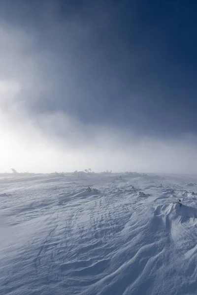 Σκούρα Ζοφερά Σύννεφα Πάνω Από Ένα Χιονισμένο Τοπίο — Φωτογραφία Αρχείου