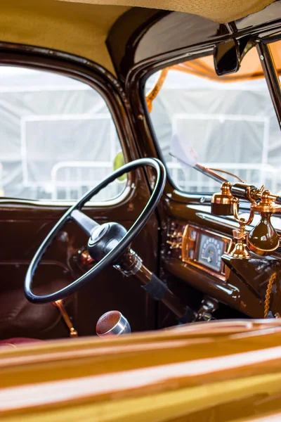 Een Verticaal Shot Van Een Klassieke Auto Stuurwiel — Stockfoto