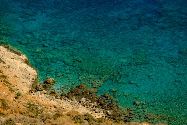 Воздушный Снимок Голубой Воды Скалистом Берегу — стоковое фото