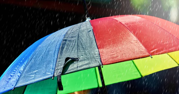 Primo Piano Ombrello Nei Colori Dell Arcobaleno Durante Una Doccia — Foto Stock