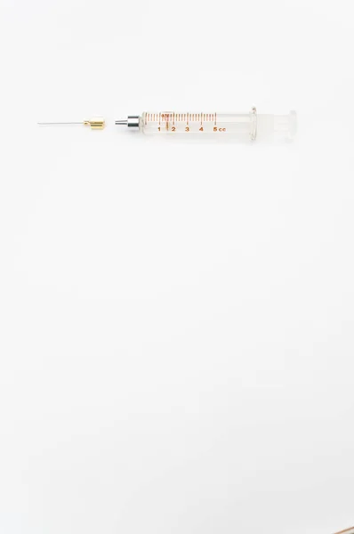 Isolerad Injektionsspruta Vitt Papper Bakgrund Med Textutrymme — Stockfoto