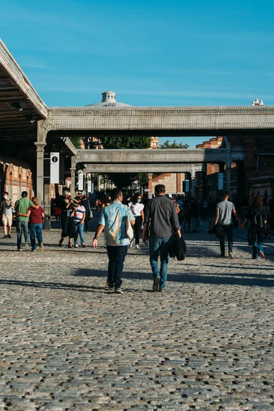 马德里Madrid Spain 2021年9月26日 人们沿着铺有石块的道路走向西班牙马德里Arganzuela区的Matadero艺术中心 — 图库照片