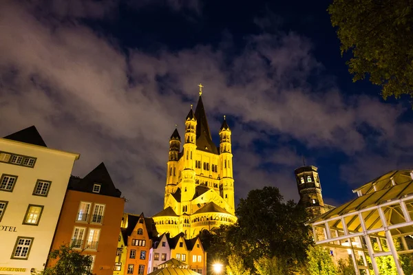 Tiro Ângulo Baixo Igreja Iluminada Great Martin Colônia Alemanha — Fotografia de Stock