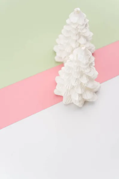 Fondo Ornamental Navidad Con Abetos Sobre Una Superficie Rosa Verde —  Fotos de Stock
