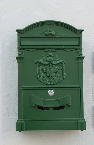 白い壁に緑のメールボックスの垂直閉鎖 — ストック写真