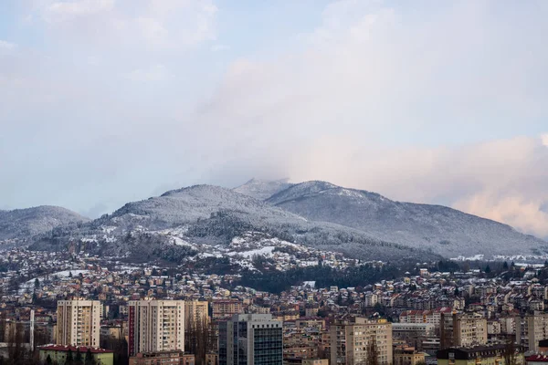 Belo Tiro Uma Paisagem Urbana Com Montanhas Fundo — Fotografia de Stock