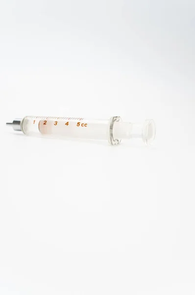 Egy Különálló Injekciós Fecskendő Fehér Papíralapon Szövegrésszel — Stock Fotó
