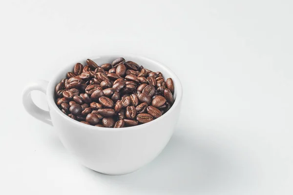 Uma Xícara Com Grãos Café Torrados Isolados Fundo Branco — Fotografia de Stock