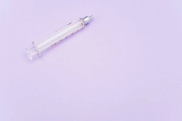 Eine Isolierte Injektionsspritze Auf Malvenfarbenem Papierhintergrund Mit Textfläche — Stockfoto