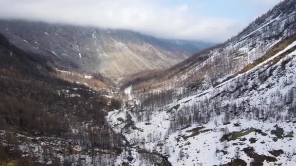 Alacakaranlıkta Karla Kaplı Dağların Resimsel Manzarası — Stok video