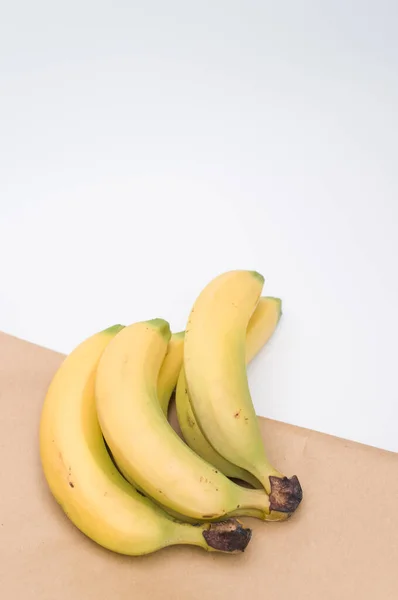 Bananas Biológicas Maduras Saco Branco Fundo Papel Com Espaço Cópia — Fotografia de Stock