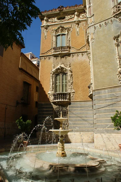バレンシア スペイン 2010年8月18日 バレンシアのゴンザレス マルティ国立陶芸美術館の垂直 — ストック写真