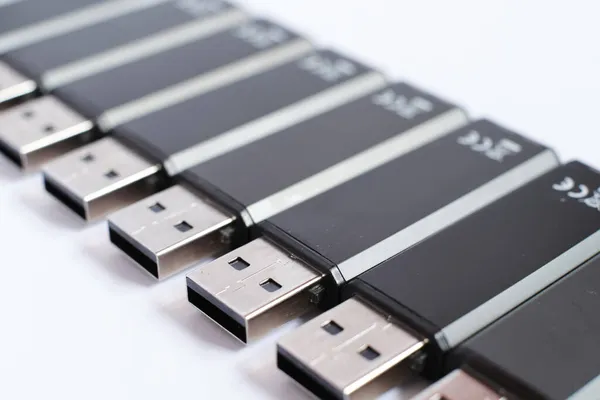 Marco Nun Beyaz Arka Planda Siyah Usb Çubukları Var Metal — Stok fotoğraf