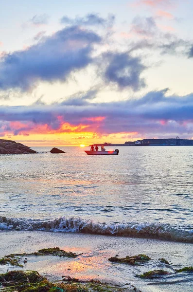 在波涛汹涌的海面上 与近岸的一艘船相映成趣的五彩缤纷的落日景象 — 图库照片