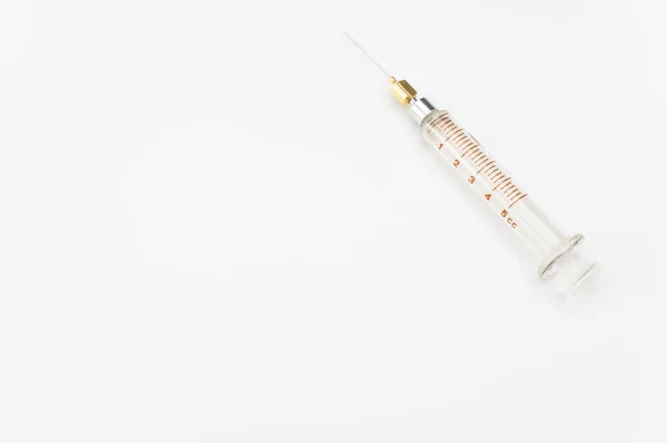 Een Geïsoleerde Injectiespuit Witte Papieren Achtergrond Met Tekstruimte — Stockfoto