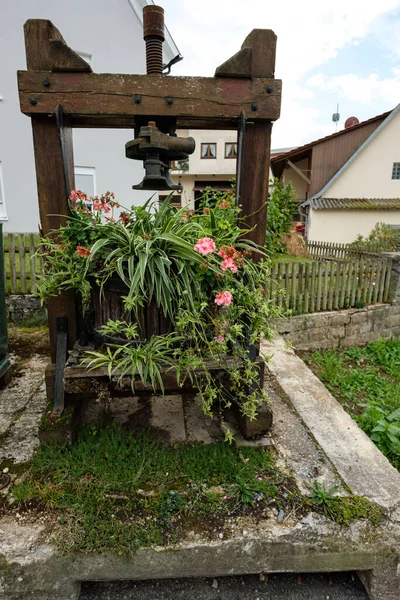 Eine Nahaufnahme Einer Alten Hölzernen Weinpresse Die Als Blumenstand Wiederverwendet — Stockfoto