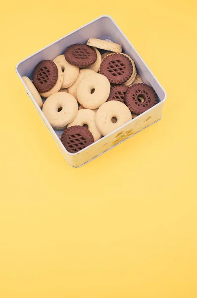 Biscuits Cacao Beurre Dans Une Boîte Métallique Avec Espace Texte — Photo