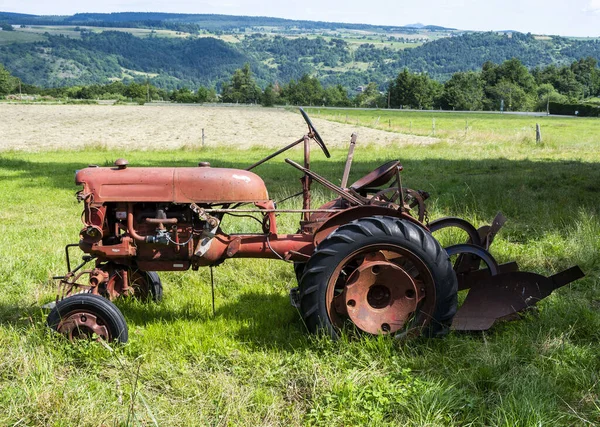 Petit Tracteur Rouillé Sur Une Prairie Fleurs Sauvages — Photo
