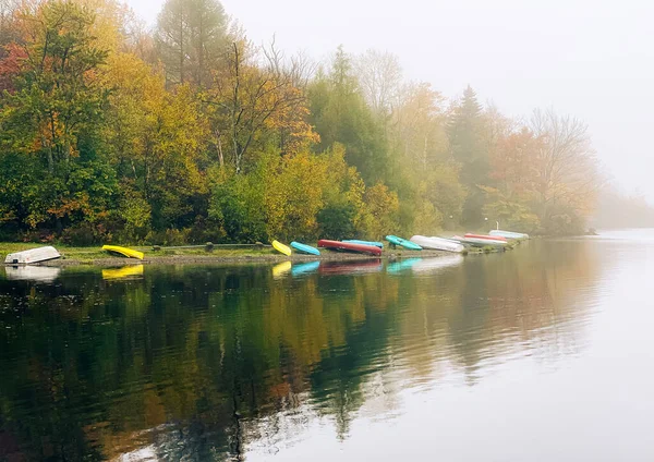 Landscape Boats Shore Lake Surrounded Forest Covered Fog Autumn — Stock Photo, Image