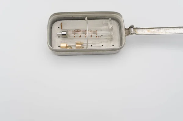 Eine Isolierte Injektionsspritze Und Nadeln Einer Schachtel Auf Weißem Papierhintergrund — Stockfoto