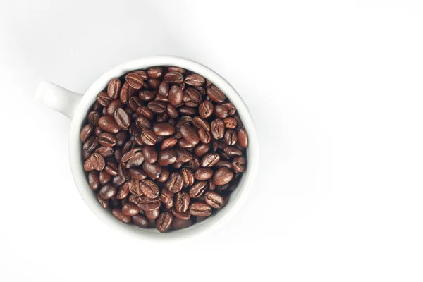 Una Vista Superior Una Taza Con Granos Café Tostados Aislados — Foto de Stock
