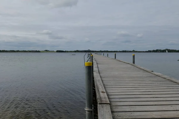 Die Hölzerne Seebrücke Über Dem See Vor Wolkenverhangenem Himmel Dänischen — Stockfoto