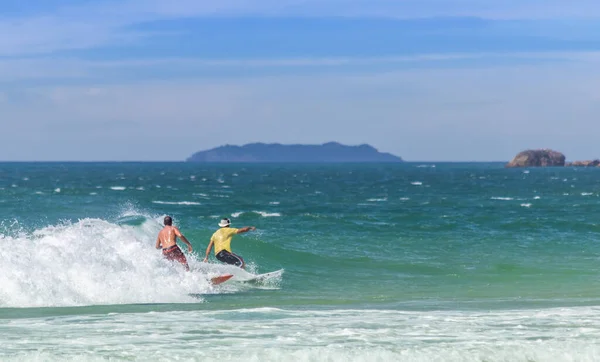 Uma Foto Surfistas Montando Ondas Praia Mocambique Florianópolis Brasil — Fotografia de Stock
