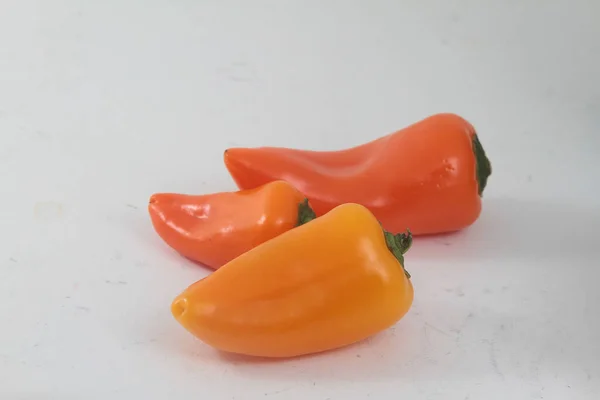 Een Close Shot Van Oranje Rijpe Paprika Geïsoleerd Een Witte — Stockfoto