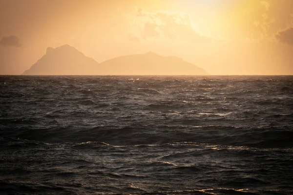 Спокійні Пейзажі Брижі Океану Сонячних Променях Золотому Заході Сонця — стокове фото