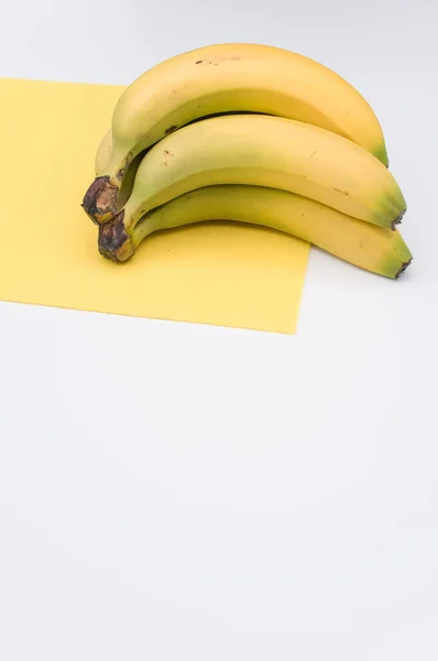 Bananas Biológicas Maduras Fundo Branco Amarelo Com Espaço Cópia — Fotografia de Stock