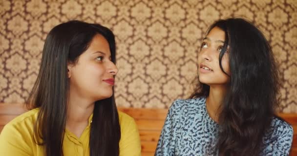 Twee Indiaanse Vrouwen Zitten Samen Praten Thuis — Stockvideo