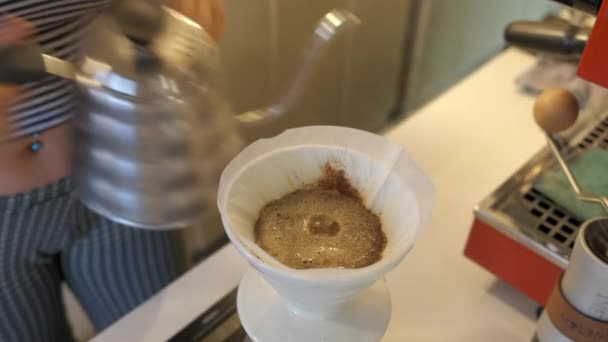 カフェでコーヒーを作るバリスタ — ストック動画